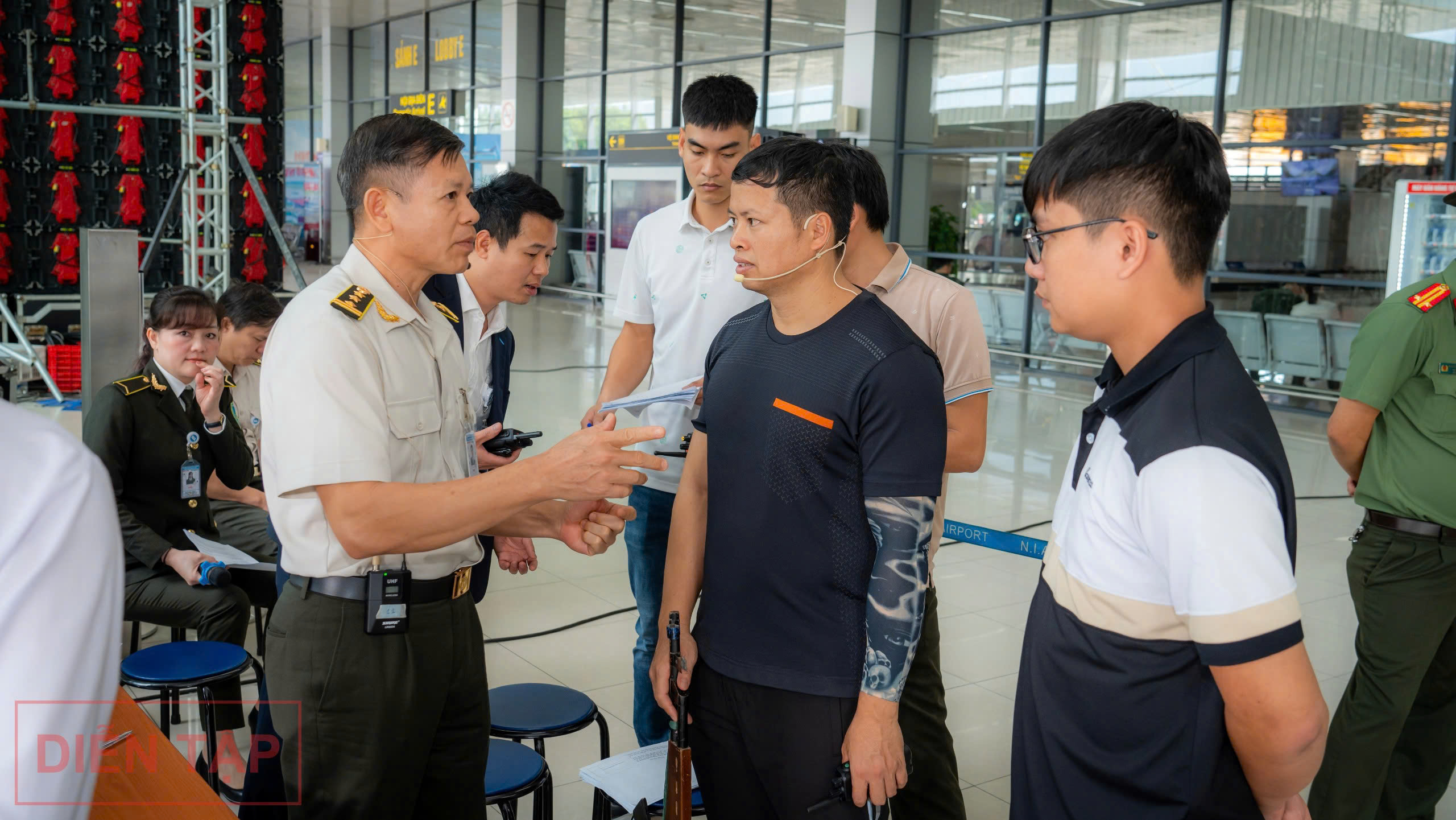 Xem an ninh s&acirc;n bay Nội B&agrave;i diễn tập ứng ph&oacute; t&igrave;nh huống khủng bố đột nhập- Ảnh 26.
