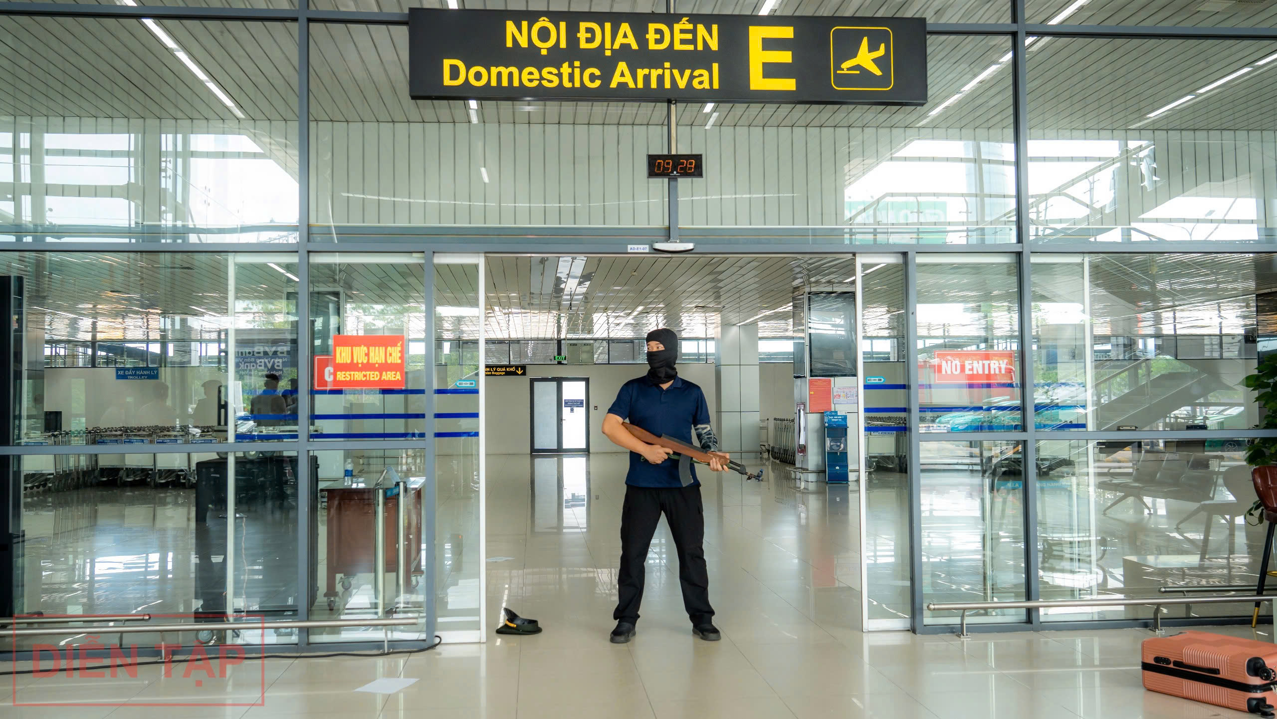 Xem an ninh s&acirc;n bay Nội B&agrave;i diễn tập ứng ph&oacute; t&igrave;nh huống khủng bố đột nhập- Ảnh 28.