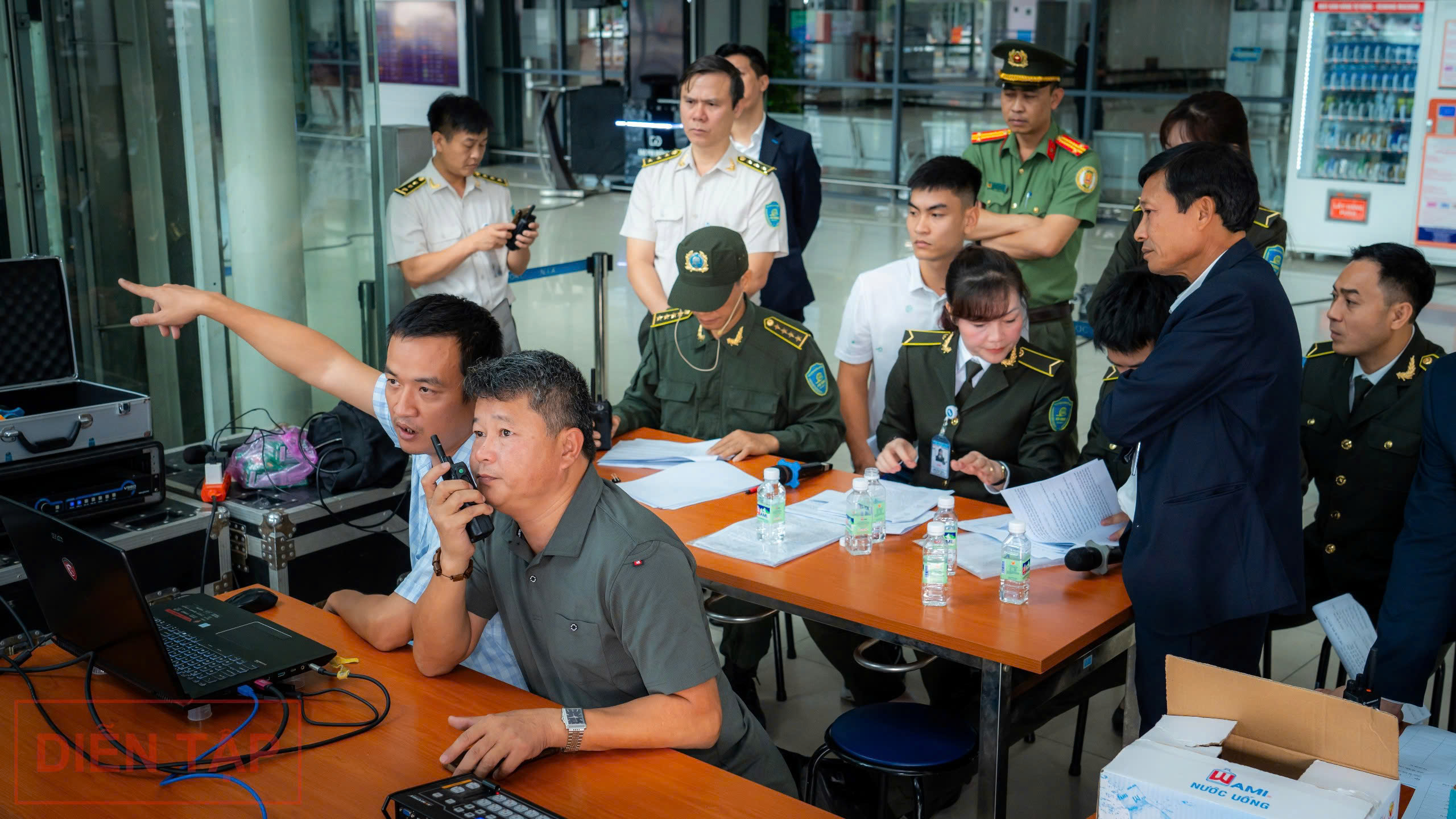 Xem an ninh s&acirc;n bay Nội B&agrave;i diễn tập ứng ph&oacute; t&igrave;nh huống khủng bố đột nhập- Ảnh 11.