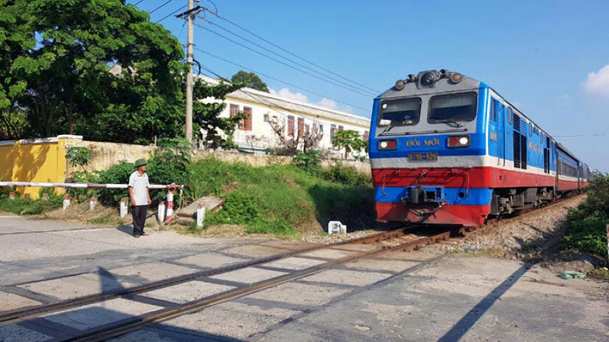 Đ&agrave; Nẵng tăng cường bảo đảm ATGT tại c&aacute;c đường ngang phức tạp - Ảnh 1.