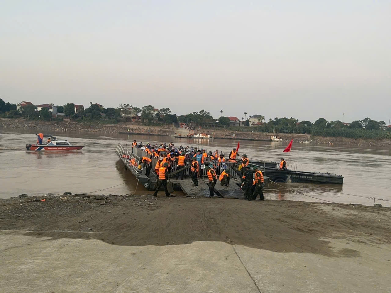 Những chuyến ph&agrave; thay thế cầu phao Phong Ch&acirc;u c&oacute; g&igrave; đặc biệt?- Ảnh 1.