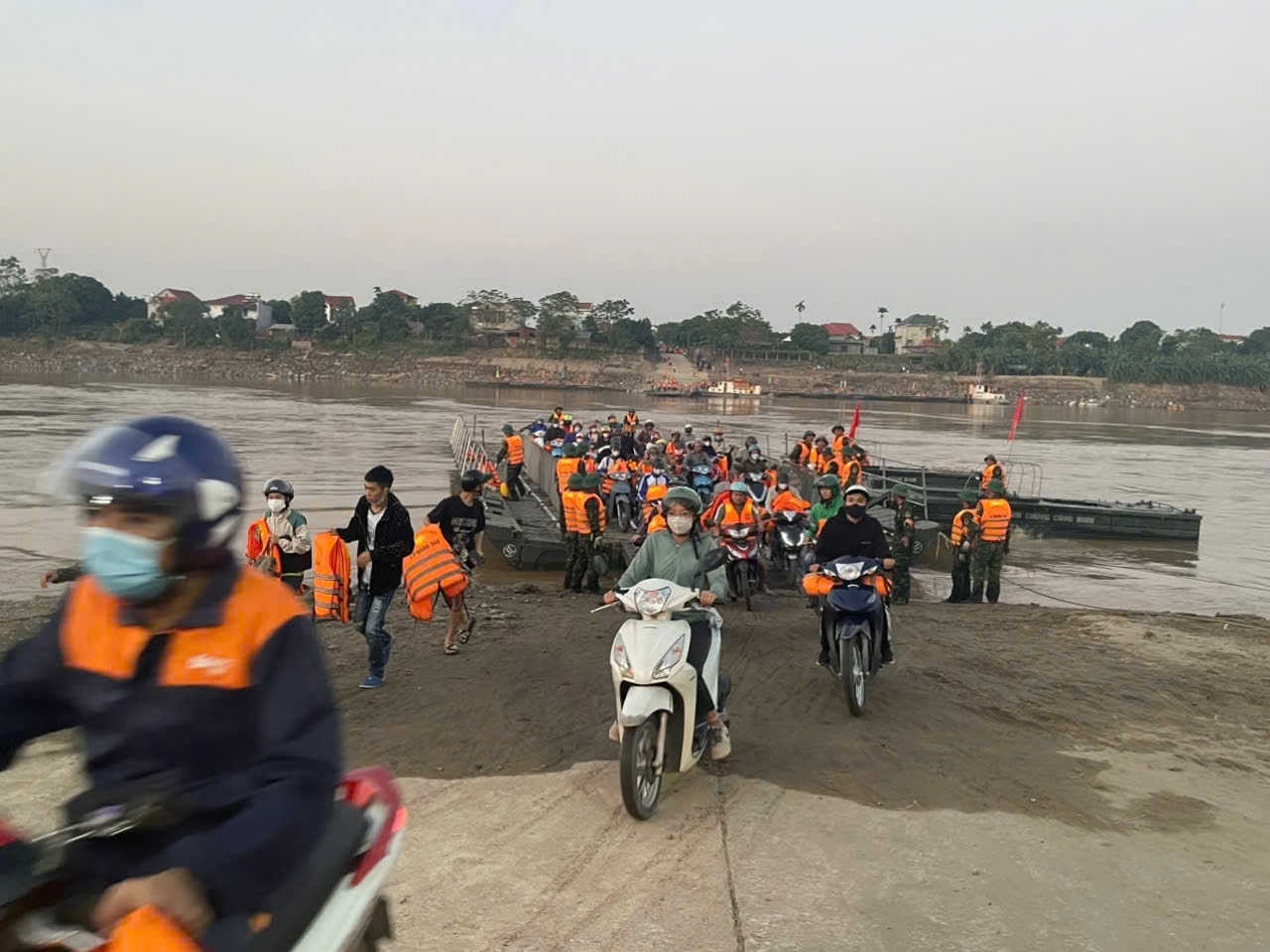 Những chuyến ph&agrave; thay thế cầu phao Phong Ch&acirc;u c&oacute; g&igrave; đặc biệt?- Ảnh 3.