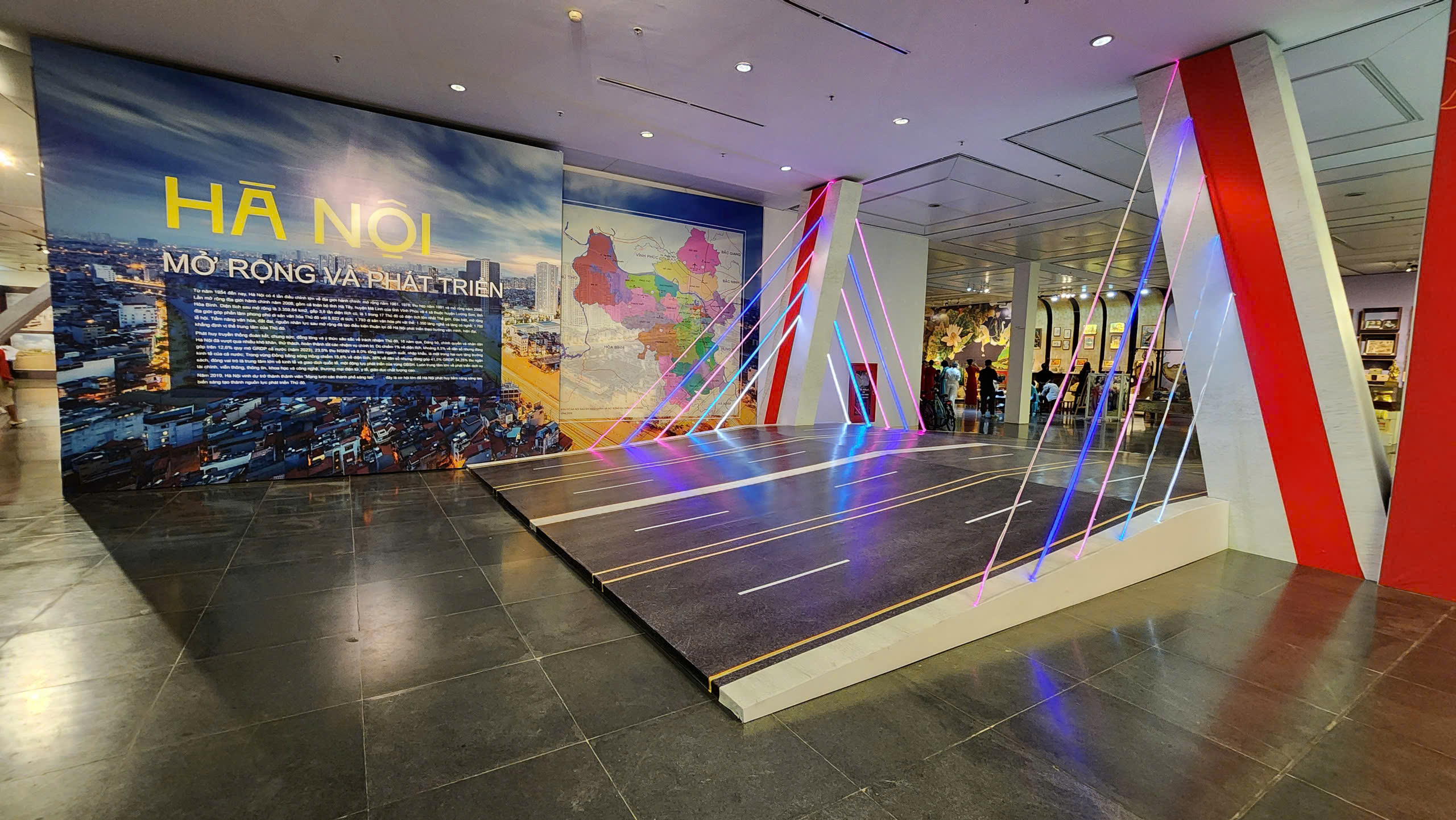 Khám phá không gian 2.500m2 tái hiện thành tựu kinh tế, văn hóa, xã hội của Thủ đô- Ảnh 14. Khám phá không gian 2.500m2 tái hiện thành tựu kinh tế, văn hóa, xã hội của Thủ đô- Ảnh 14.