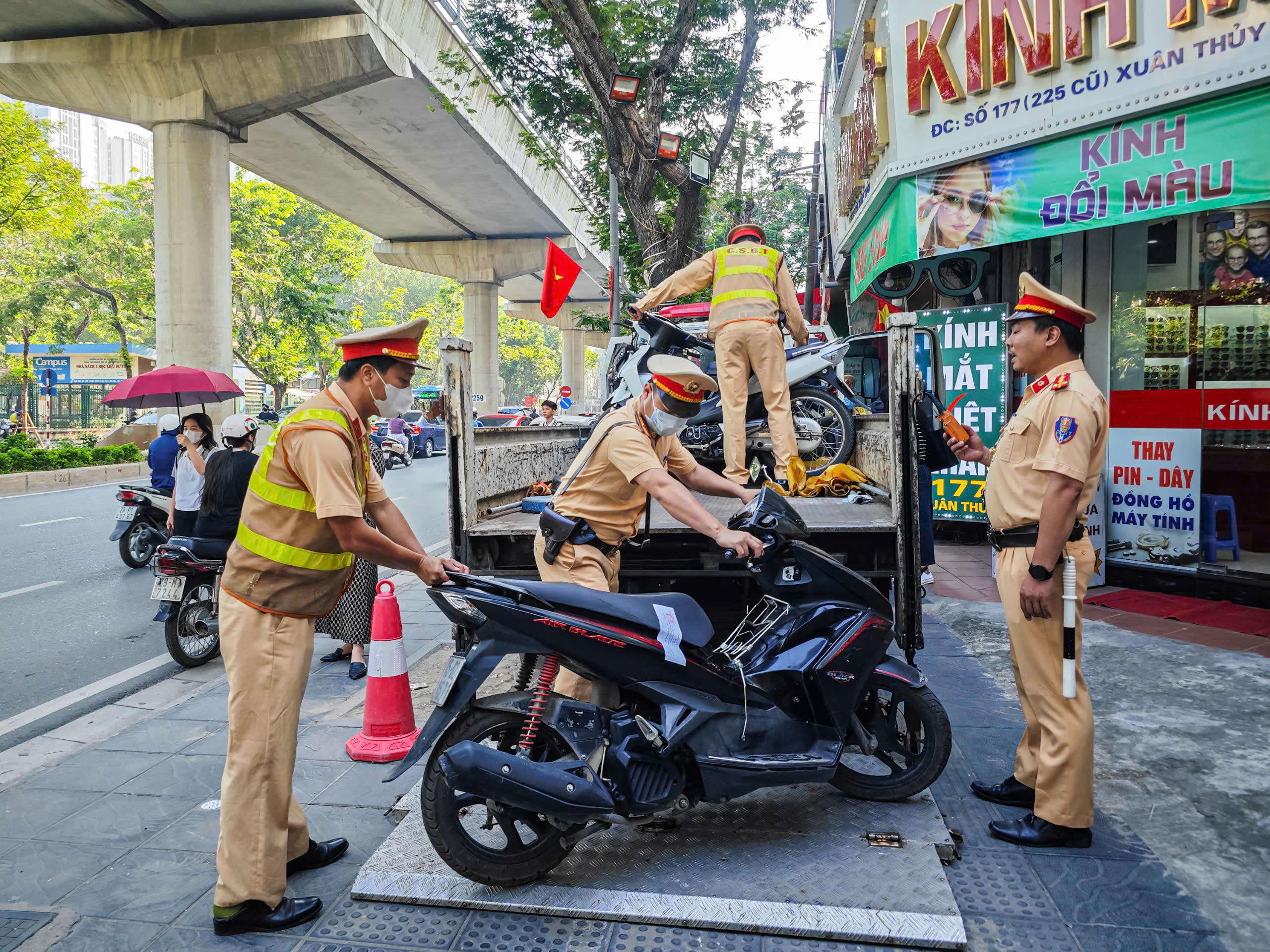 Bị xử l&yacute; lỗi kh&ocirc;ng đội mũ bảo hiểm, nhiều học sinh l&yacute; do "kh&ocirc;ng biết quy định n&agrave;y"- Ảnh 11.