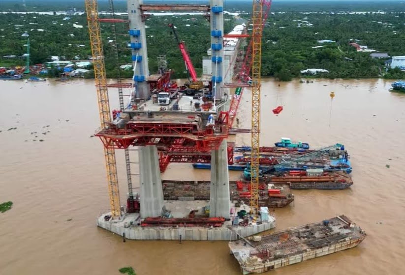Cầu Rạch Miễu 2 vượt tiến độ, ho&agrave;n th&agrave;nh một trụ th&aacute;p ch&iacute;nh d&acirc;y văng- Ảnh 2.