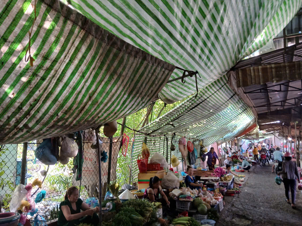 Cần Thơ: Chợ cũ xuống cấp b&aacute;n mua tấp nập, chợ mới khang trang kh&ocirc;ng một b&oacute;ng người- Ảnh 2.