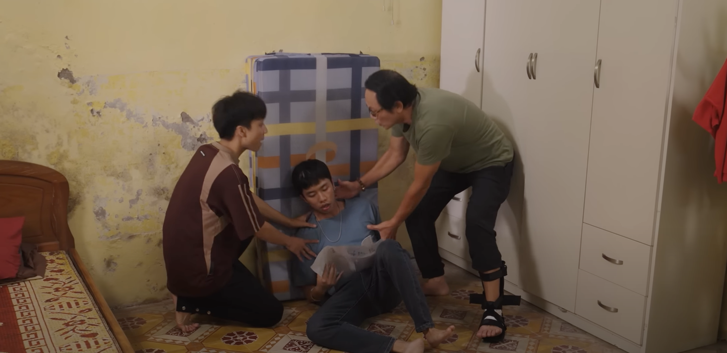 Đi giữa trời rực rỡ tập 48: Chải ngậm ng&ugrave;i nh&igrave;n Pu bước l&ecirc;n &ocirc; t&ocirc; của Th&aacute;i - Ảnh 2.