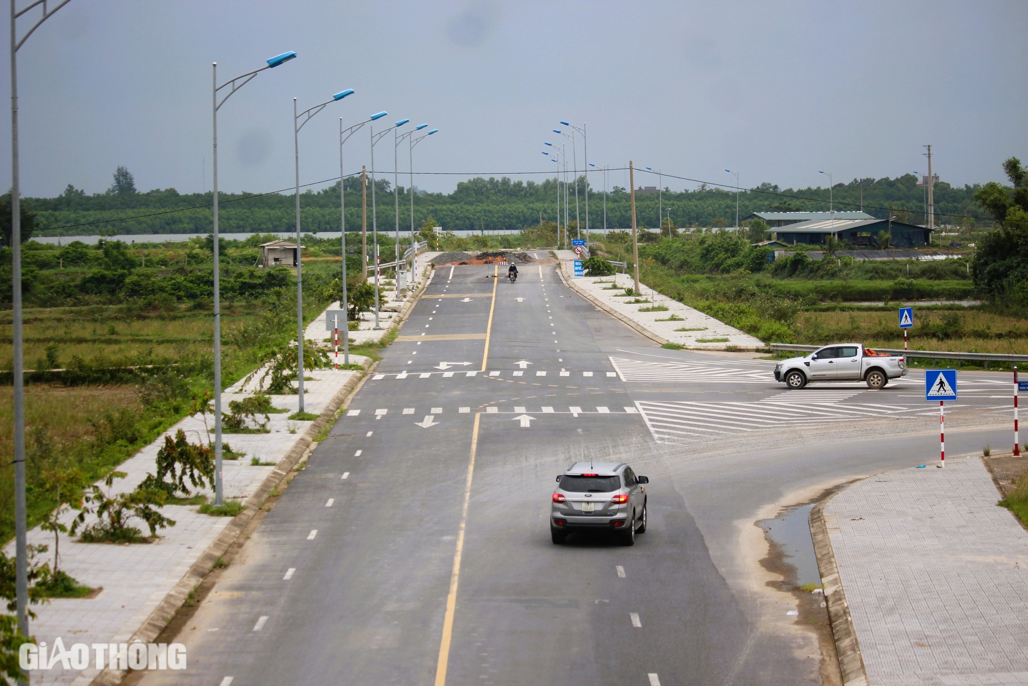 Tận thấy đường 7 năm chưa xong, xe cộ vượt r&agrave;o qua lại- Ảnh 10.