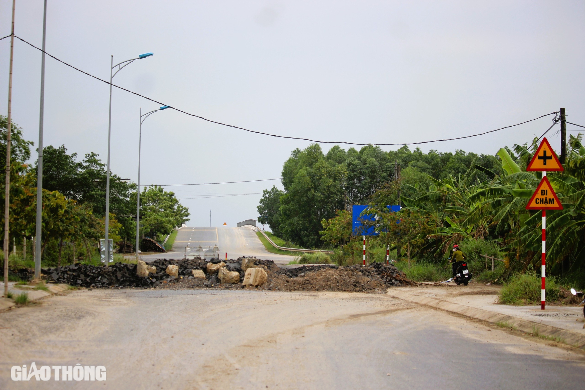 Tận thấy đường 7 năm chưa xong, xe cộ vượt r&agrave;o qua lại- Ảnh 8.