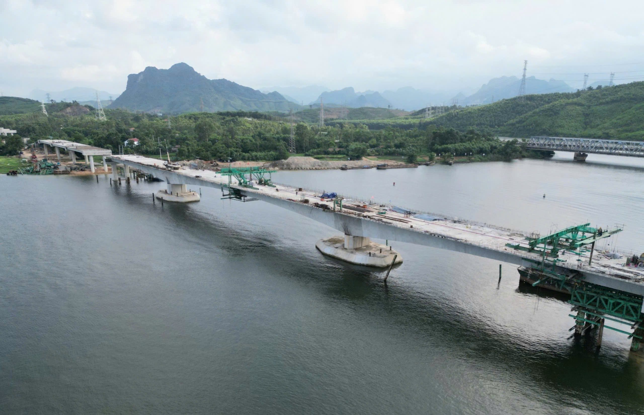 Chưa xem x&eacute;t đầu tư hệ thống chiếu s&aacute;ng hai cầu lớn tr&ecirc;n cao tốc Bắc - Nam qua Quảng B&igrave;nh- Ảnh 1.