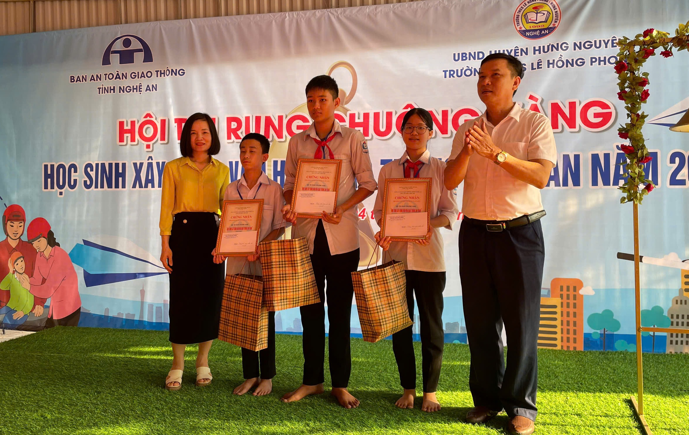 X&acirc;y dựng văn h&oacute;a giao th&ocirc;ng an to&agrave;n cho học sinh qua hội thi rung chu&ocirc;ng v&agrave;ng- Ảnh 1.