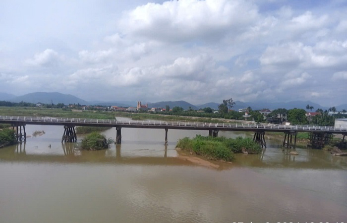 Tạm dừng phương tiện lưu th&ocirc;ng qua cầu S&ocirc;ng Vệ cũ khi lũ ở mức b&aacute;o động 3- Ảnh 1.
