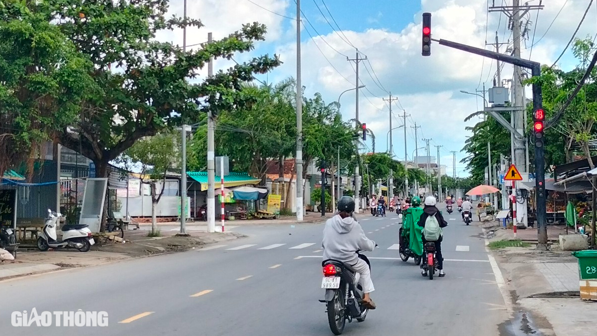 Bạc Li&ecirc;u: Vận h&agrave;nh hệ thống đ&egrave;n t&iacute;n hiệu ở n&uacute;t giao Cao Văn Lầu - H&agrave;m Nghi  - Ảnh 1.