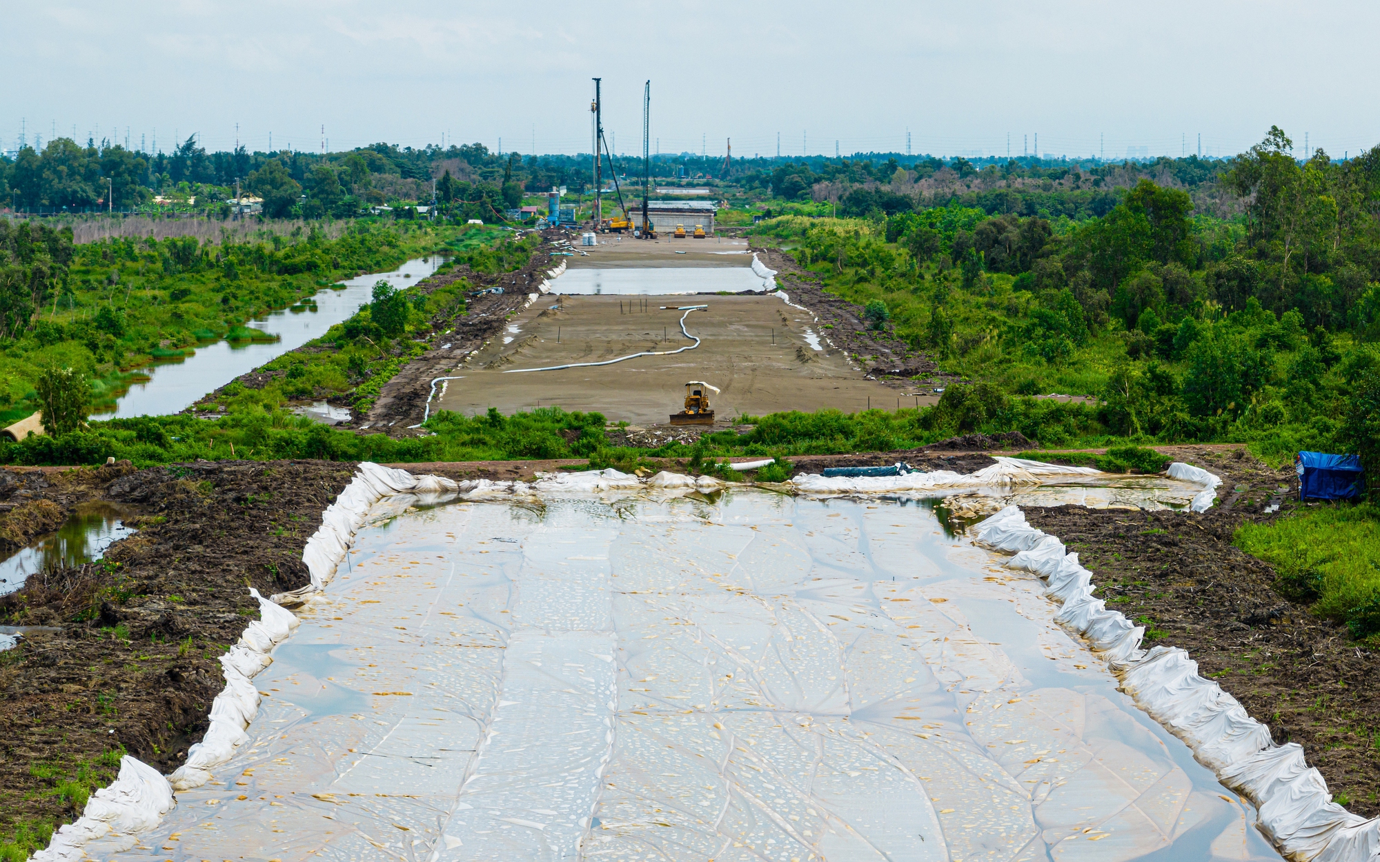 Đã lao lắp 6 nhịp cầu cạn dự án Vành đai 3 TP.HCM- Ảnh 3. Có cát, nhà thầu tăng tốc thi công đường vành đai 3 TP.HCM