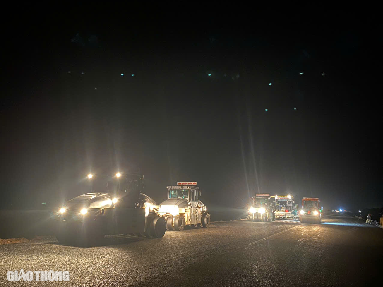 Đ&ecirc;m tr&ecirc;n c&ocirc;ng trường cao tốc Ho&agrave;i Nhơn - Quy Nhơn- Ảnh 1.