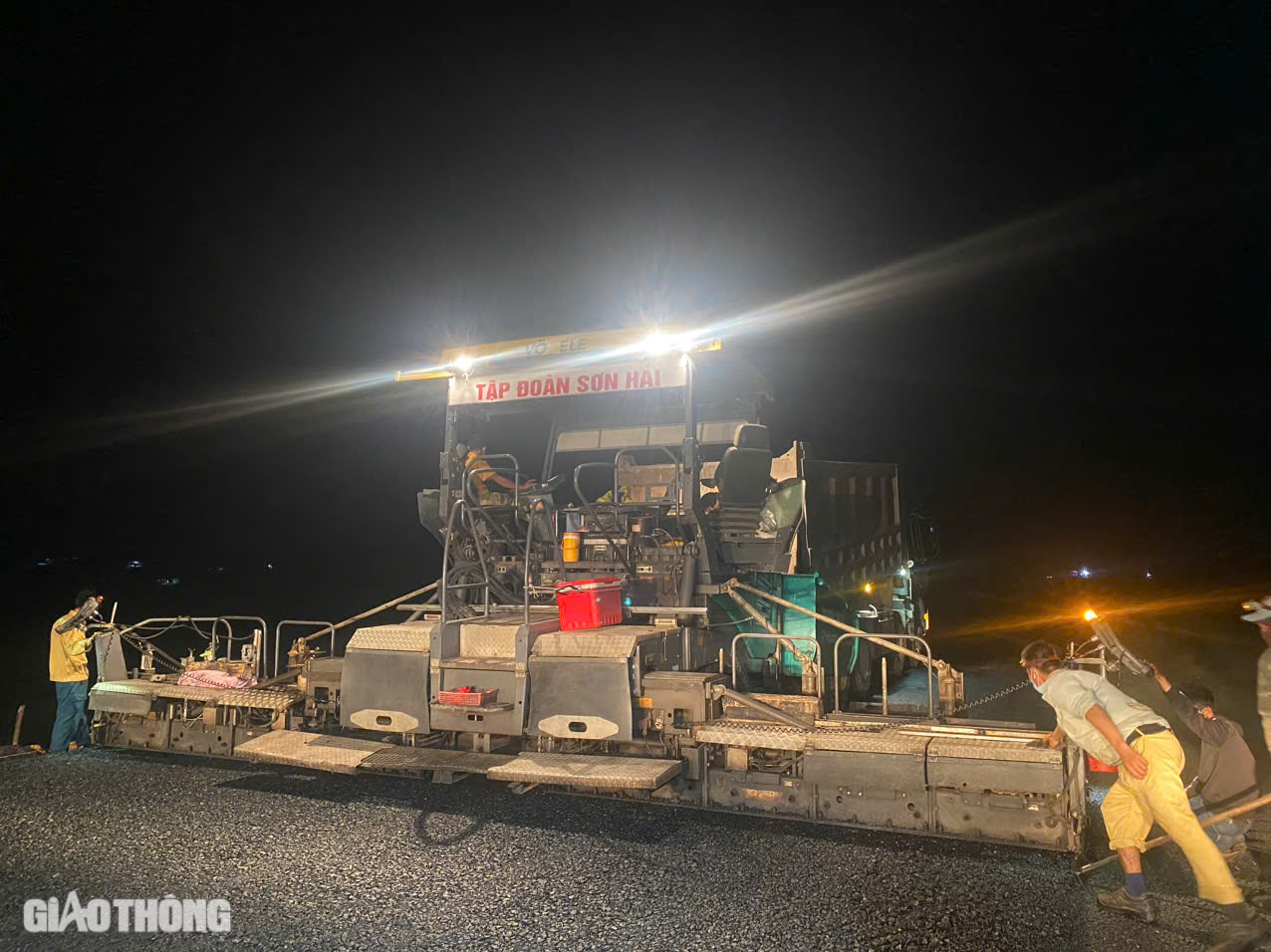 Đ&ecirc;m tr&ecirc;n c&ocirc;ng trường cao tốc Ho&agrave;i Nhơn - Quy Nhơn- Ảnh 3.