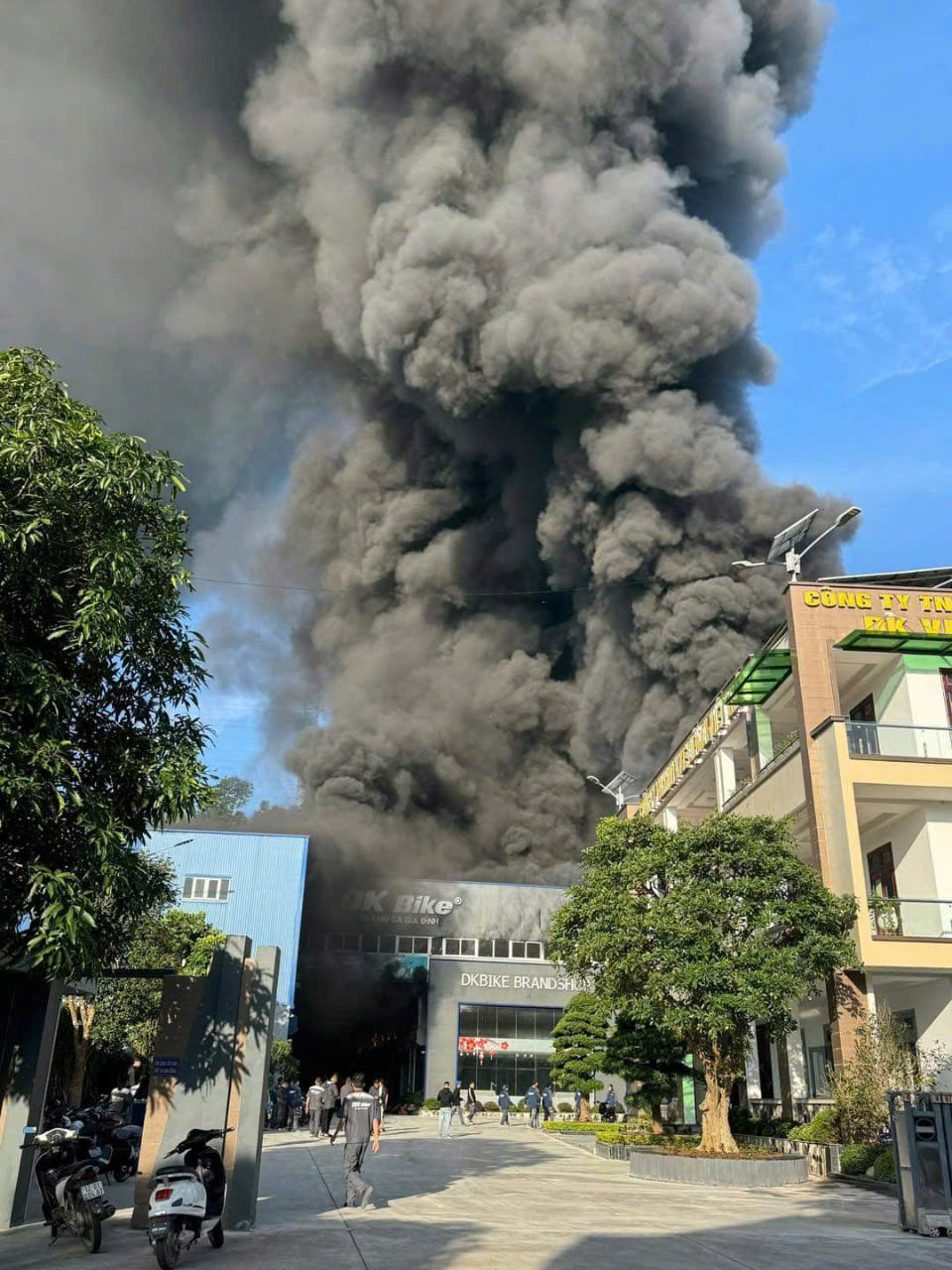 Đang cháy lớn tại xưởng sản xuất xe đạp, xe máy điện ở Lạng Sơn- Ảnh 4. Đang cháy lớn tại xưởng sản xuất xe đạp, xe máy điện ở Lạng Sơn- Ảnh 4.