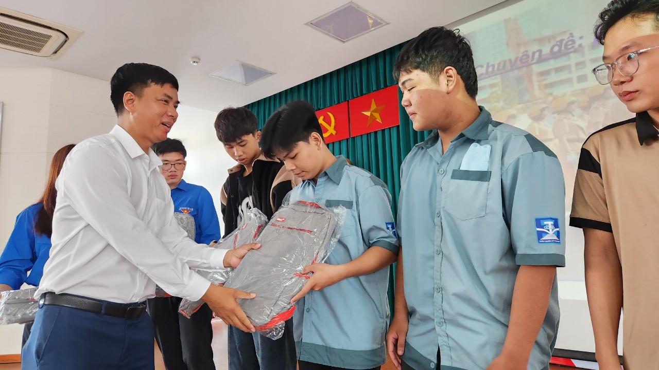 Sinh vi&ecirc;n h&agrave;o hứng với b&agrave;i tuy&ecirc;n truyền ATGT của nữ cảnh s&aacute;t giao th&ocirc;ng- Ảnh 9.