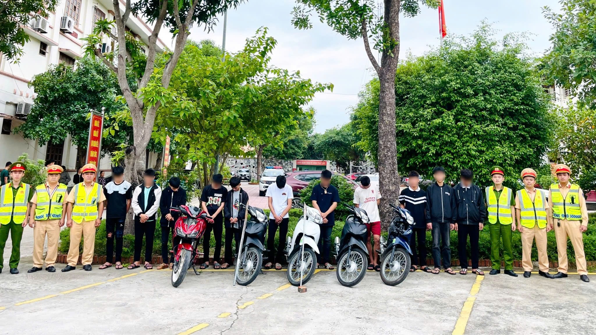 Bắt nh&oacute;m thanh, thiếu ni&ecirc;n đi xe kh&ocirc;ng biển, mang hung kh&iacute; ch&eacute;m người đi đường- Ảnh 1.