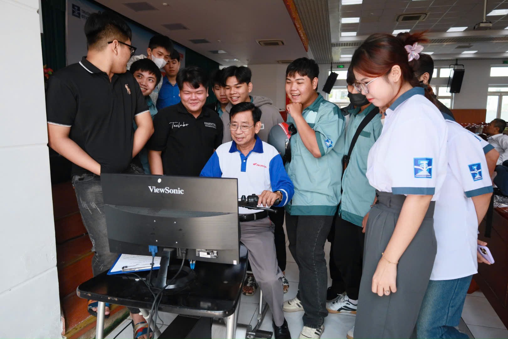 Sinh vi&ecirc;n h&agrave;o hứng với b&agrave;i tuy&ecirc;n truyền ATGT của nữ cảnh s&aacute;t giao th&ocirc;ng- Ảnh 14.