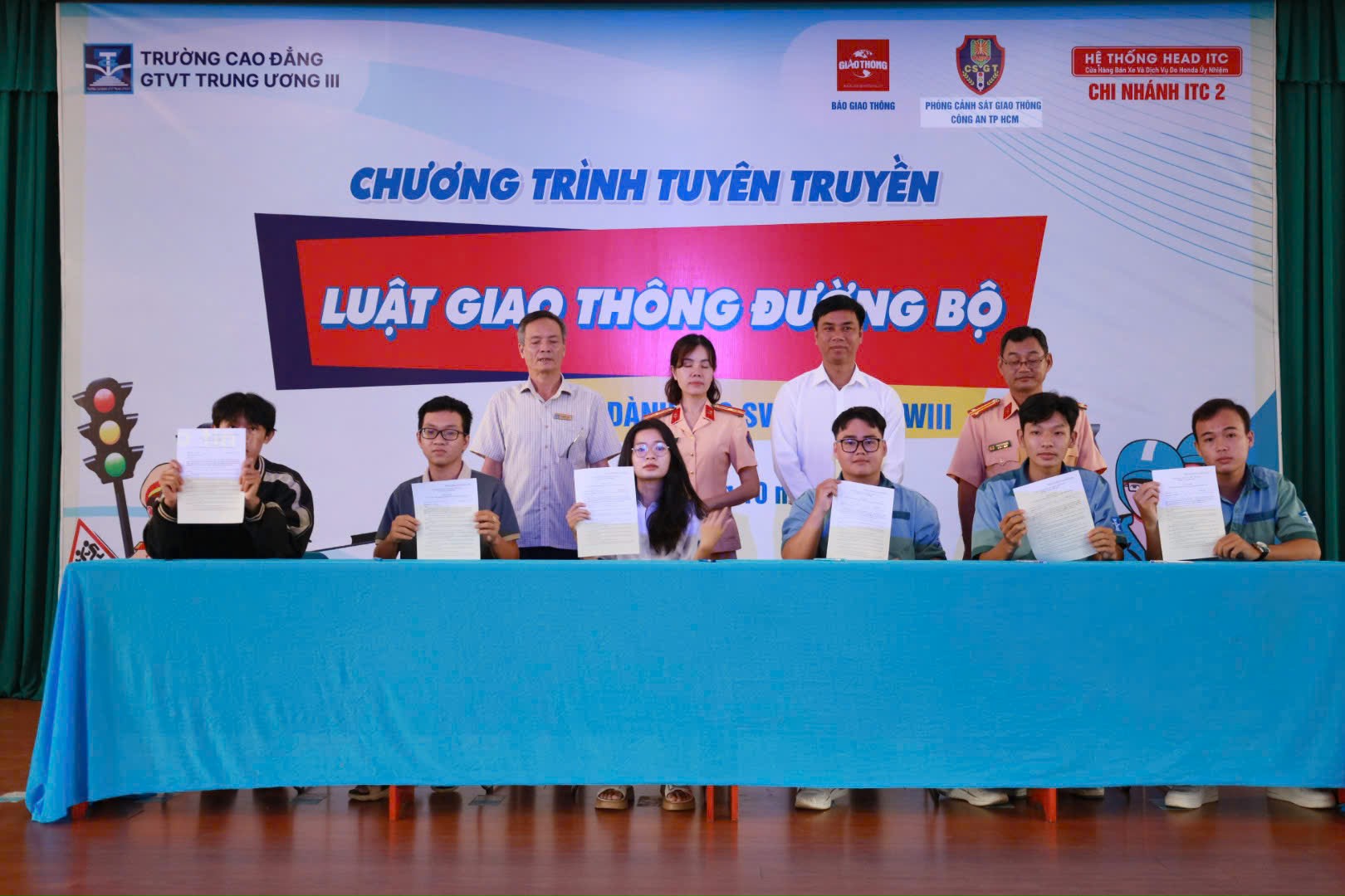 Sinh vi&ecirc;n h&agrave;o hứng với b&agrave;i tuy&ecirc;n truyền ATGT của nữ cảnh s&aacute;t giao th&ocirc;ng- Ảnh 2.