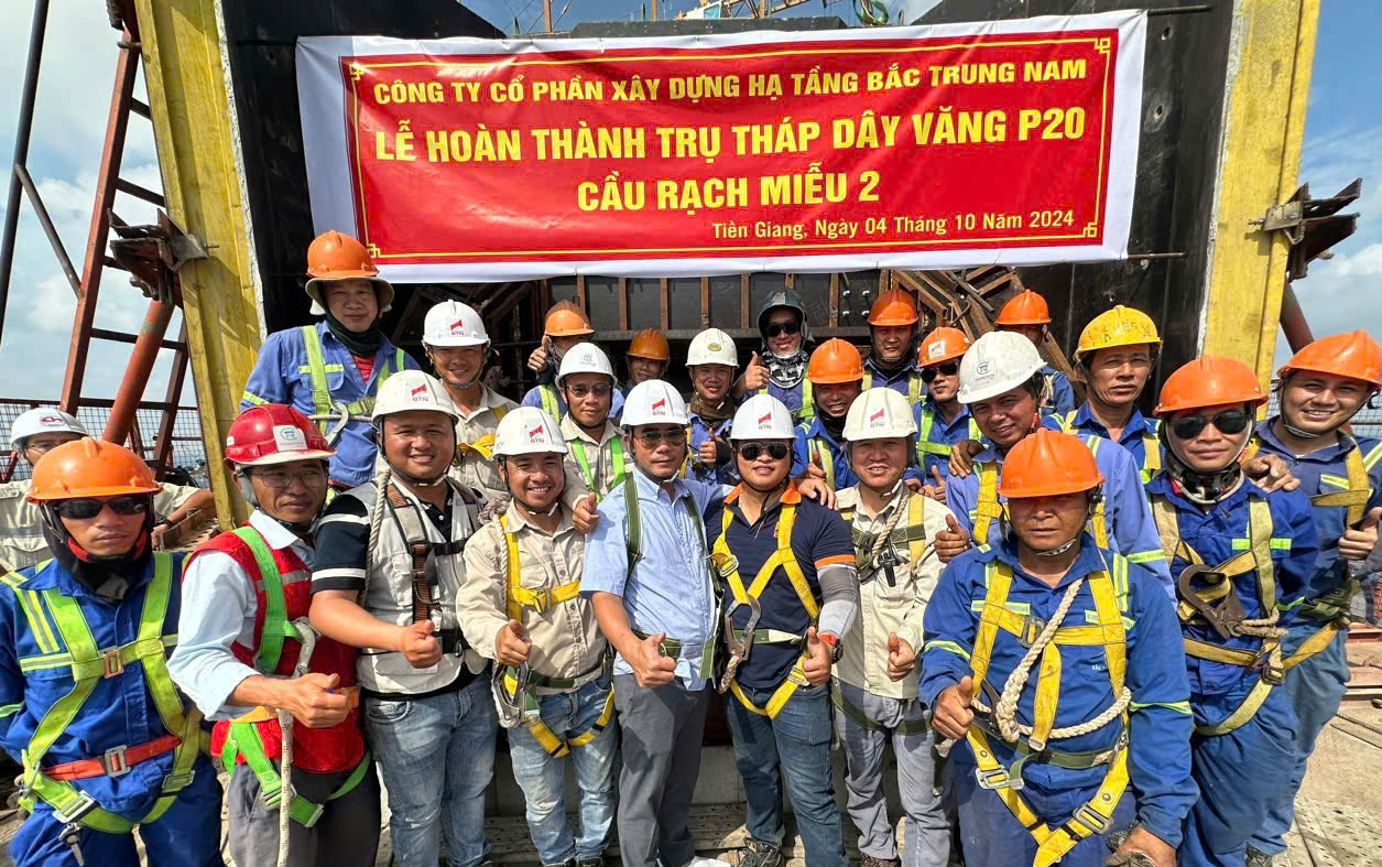 Cầu Rạch Miễu 2 vượt tiến độ, ho&agrave;n th&agrave;nh một trụ th&aacute;p ch&iacute;nh d&acirc;y văng- Ảnh 1.