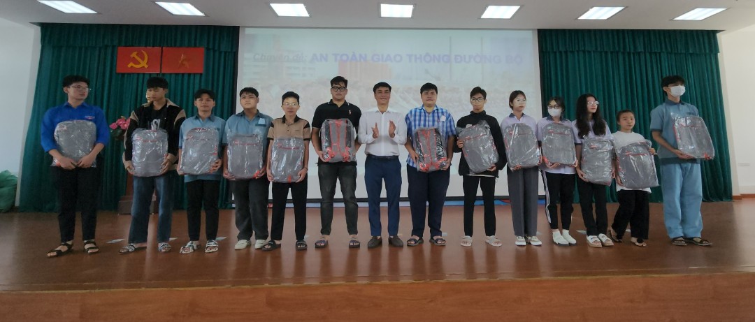 Sinh vi&ecirc;n h&agrave;o hứng với b&agrave;i tuy&ecirc;n truyền ATGT của nữ cảnh s&aacute;t giao th&ocirc;ng- Ảnh 8.