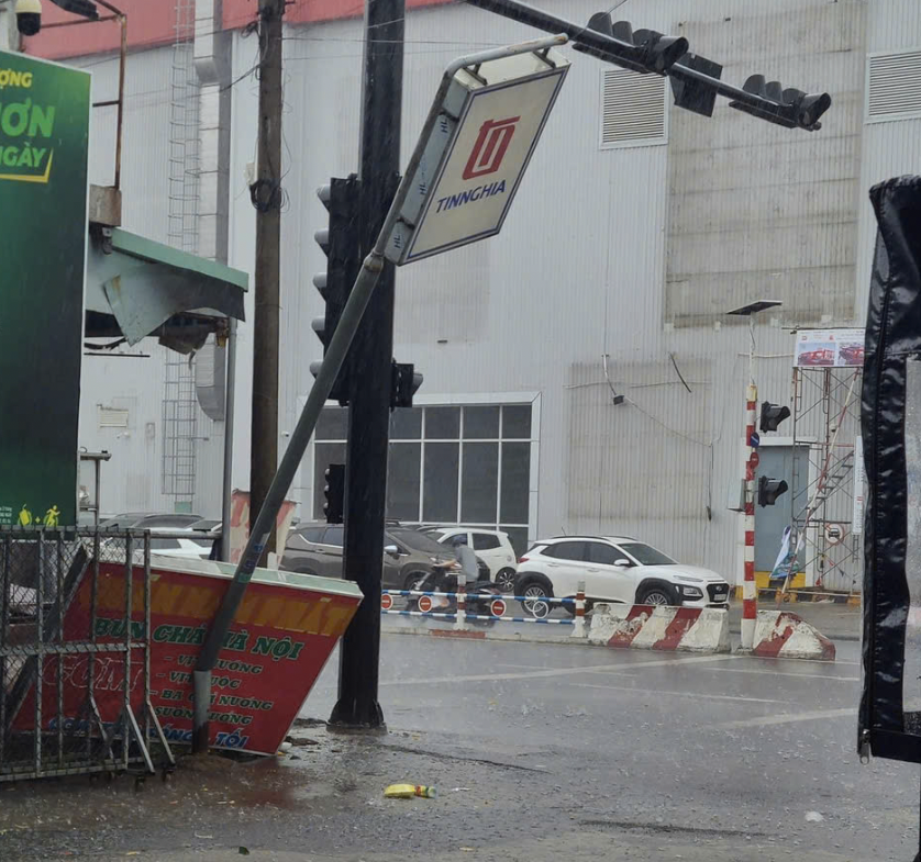 C&acirc;y xanh, biển quảng c&aacute;o ng&atilde; đổ sau mưa lớn ở Đồng Nai- Ảnh 4.