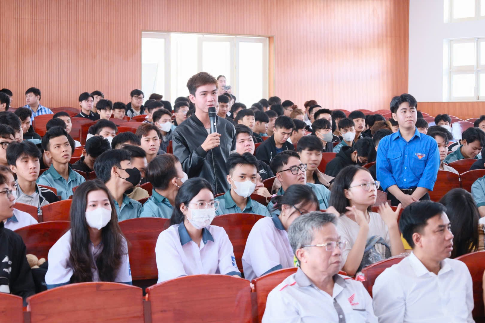 Sinh vi&ecirc;n h&agrave;o hứng với b&agrave;i tuy&ecirc;n truyền ATGT của nữ cảnh s&aacute;t giao th&ocirc;ng- Ảnh 6.