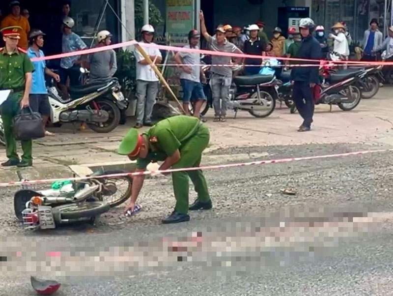 C&ocirc;ng an kh&aacute;m nghiệm hiện trường vụ tai nạn - Ảnh: Hữu Ph&uacute;c.