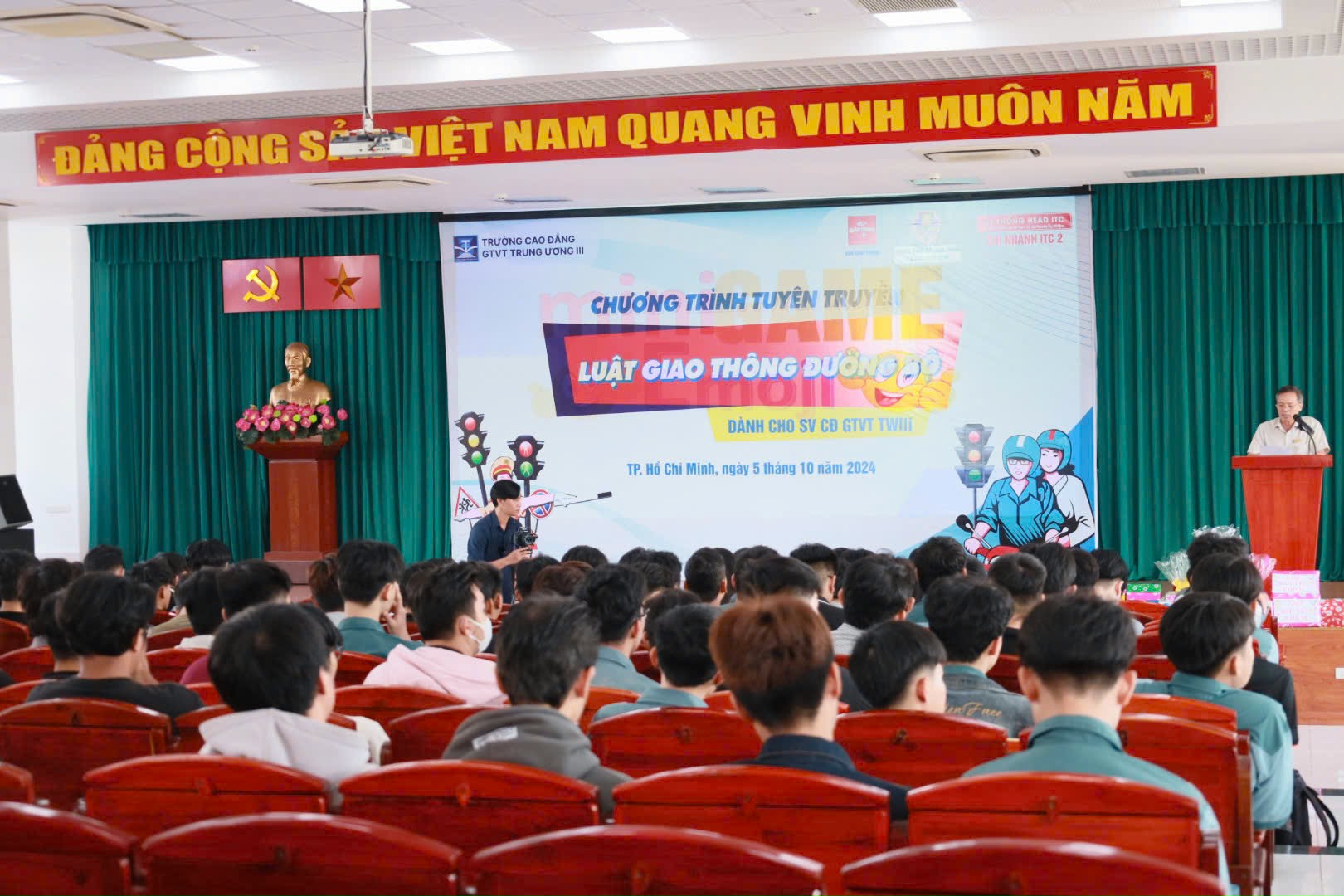 Sinh vi&ecirc;n h&agrave;o hứng với b&agrave;i tuy&ecirc;n truyền ATGT của nữ cảnh s&aacute;t giao th&ocirc;ng- Ảnh 3.