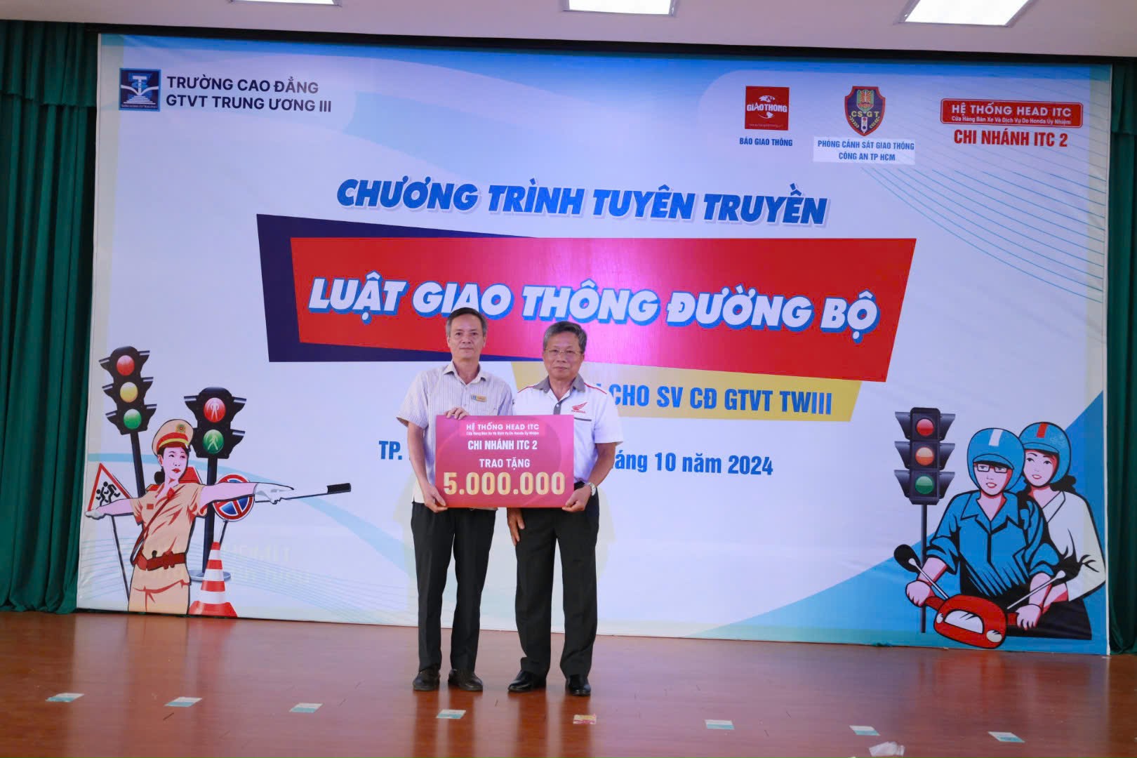 Sinh vi&ecirc;n h&agrave;o hứng với b&agrave;i tuy&ecirc;n truyền ATGT của nữ cảnh s&aacute;t giao th&ocirc;ng- Ảnh 11.