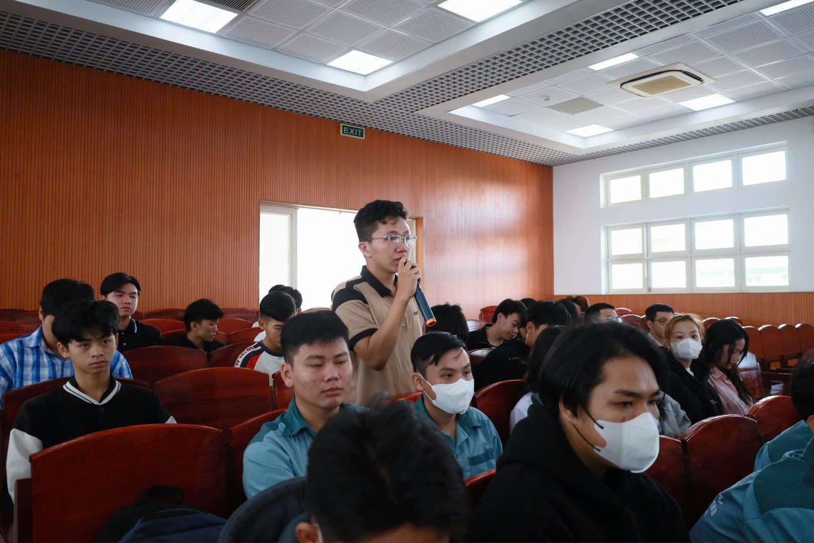 Sinh vi&ecirc;n h&agrave;o hứng với b&agrave;i tuy&ecirc;n truyền ATGT của nữ cảnh s&aacute;t giao th&ocirc;ng- Ảnh 5.