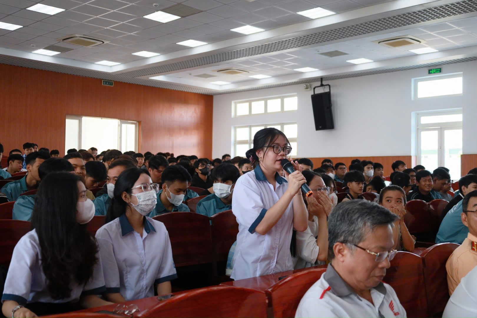 Sinh vi&ecirc;n h&agrave;o hứng với b&agrave;i tuy&ecirc;n truyền ATGT của nữ cảnh s&aacute;t giao th&ocirc;ng- Ảnh 7.