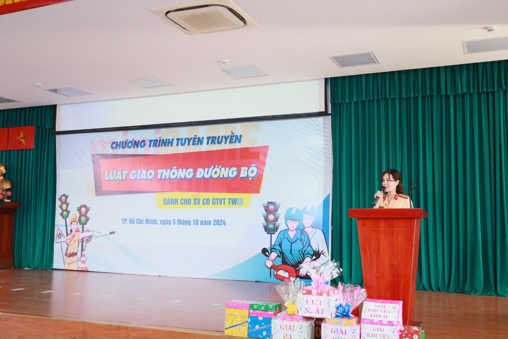 Sinh vi&ecirc;n h&agrave;o hứng với b&agrave;i tuy&ecirc;n truyền ATGT của nữ cảnh s&aacute;t giao th&ocirc;ng- Ảnh 1.