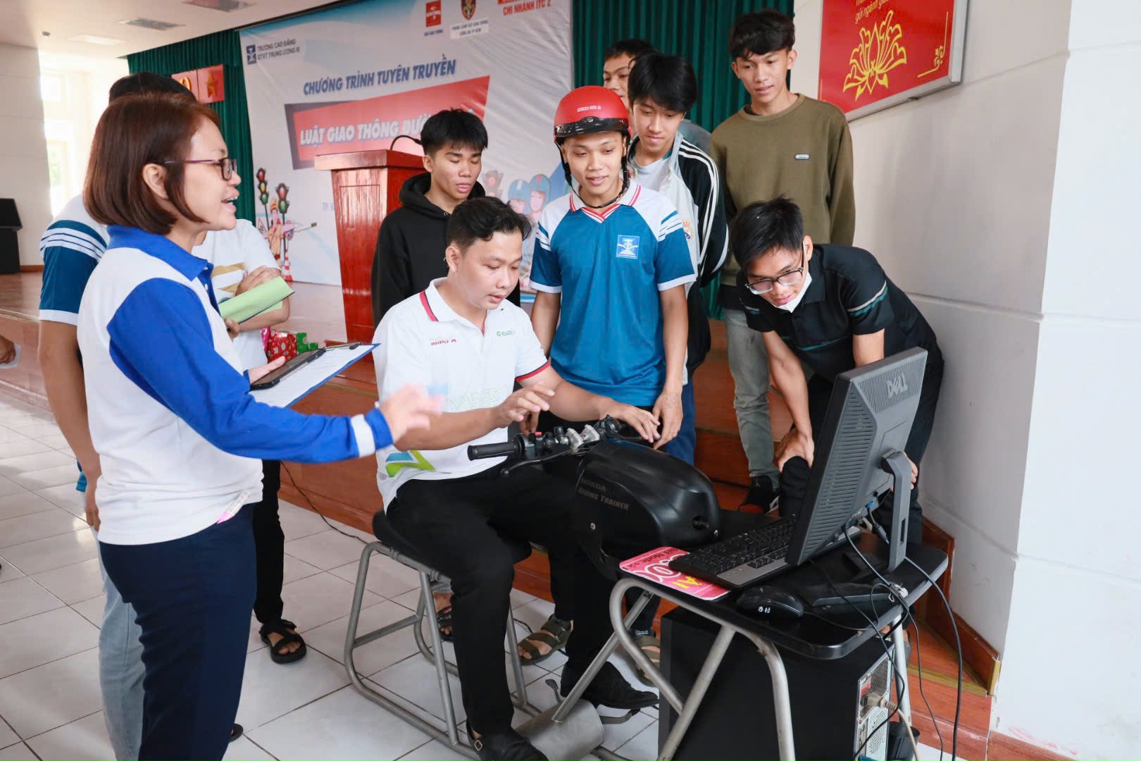 Sinh vi&ecirc;n h&agrave;o hứng với b&agrave;i tuy&ecirc;n truyền ATGT của nữ cảnh s&aacute;t giao th&ocirc;ng- Ảnh 15.