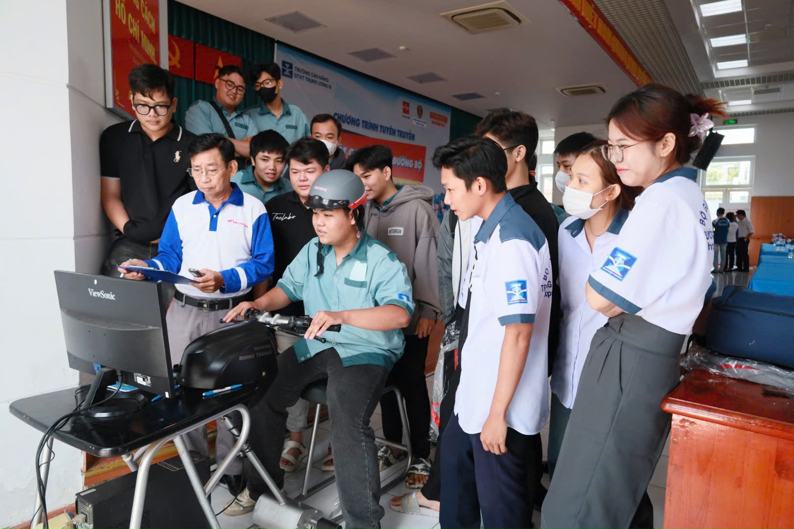 Sinh vi&ecirc;n h&agrave;o hứng với b&agrave;i tuy&ecirc;n truyền ATGT của nữ cảnh s&aacute;t giao th&ocirc;ng- Ảnh 13.