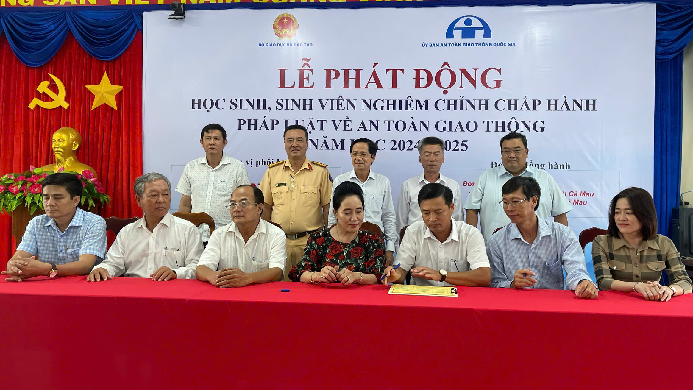 C&agrave; Mau ph&aacute;t động học sinh, sinh vi&ecirc;n chấp h&agrave;nh luật giao th&ocirc;ng- Ảnh 1.
