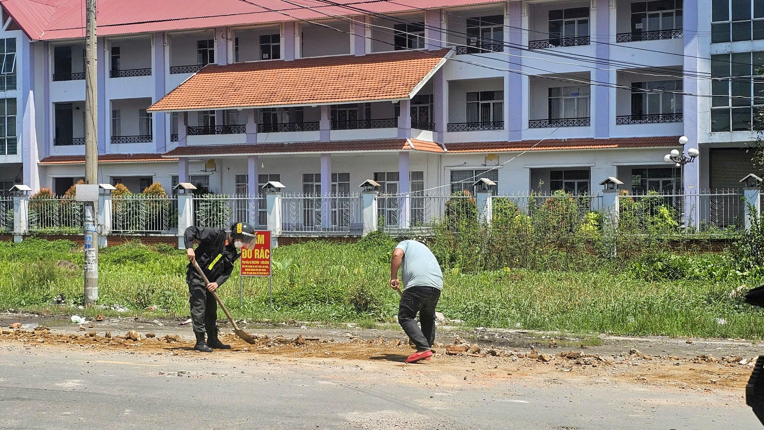 Truy t&igrave;m xe ben l&agrave;m rơi v&atilde;i đất, đ&aacute; tr&ecirc;n quốc lộ 62 qua Long An- Ảnh 2.
