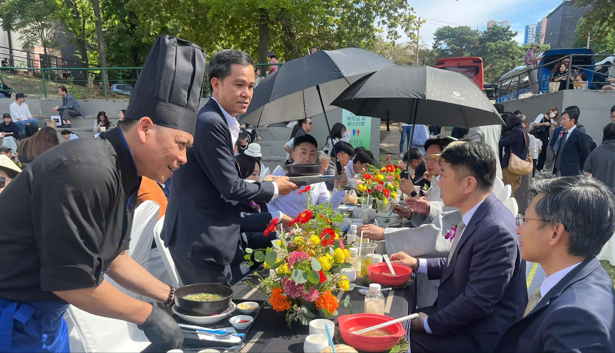 Phở Việt, hương sen tỏa ng&aacute;t trong sắc thu H&agrave;n- Ảnh 1.