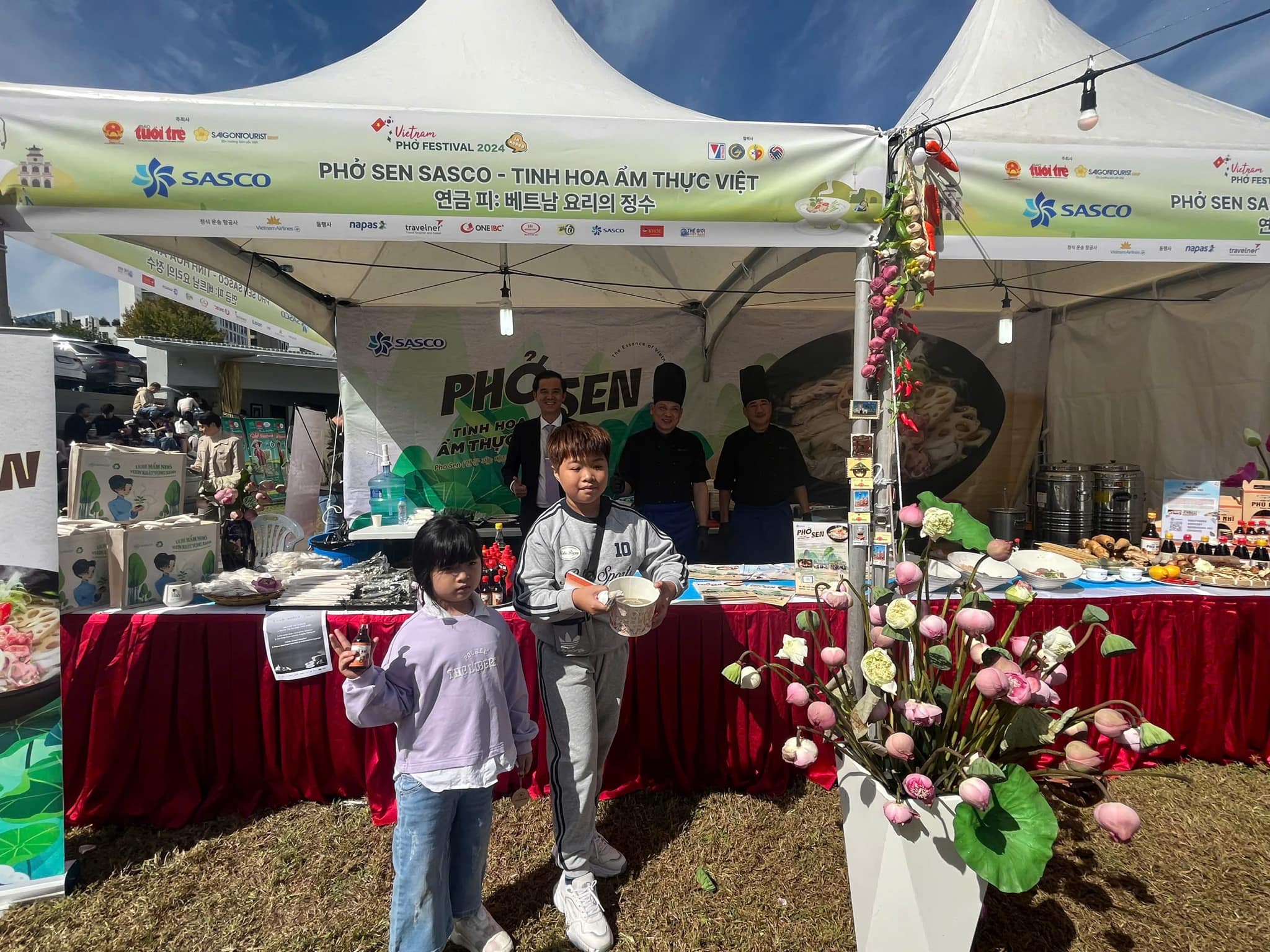 Phở Việt, hương sen tỏa ng&aacute;t trong sắc thu H&agrave;n- Ảnh 2.