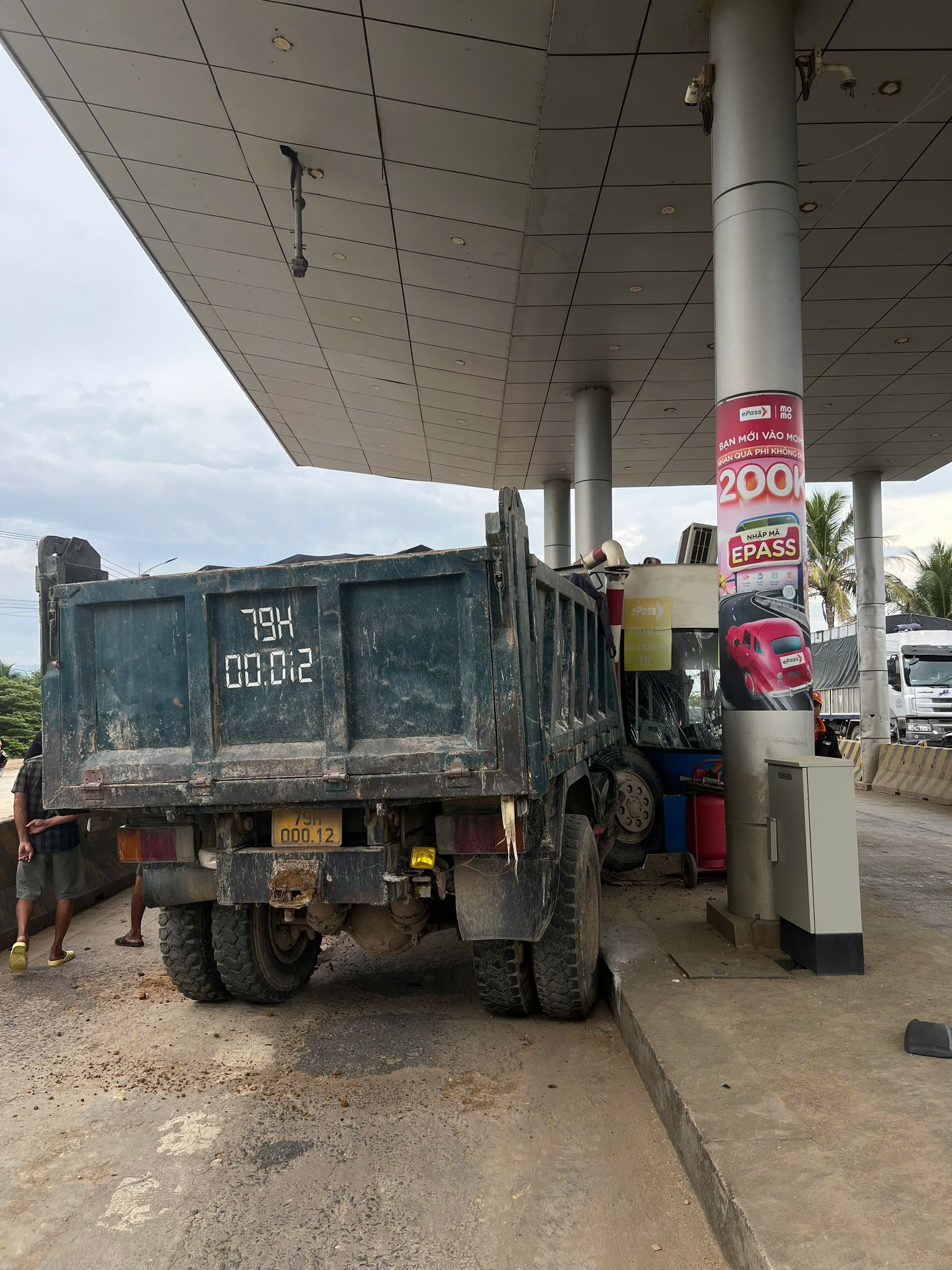 Xe tải mất lái lao vào xe khác rồi tông vỡ cabin Trạm thu phí BOT quốc lộ 26- Ảnh 1. Xe tải mất lái lao vào xe khác rồi tông vỡ cabin Trạm thu phí BOT quốc lộ 26- Ảnh 1.