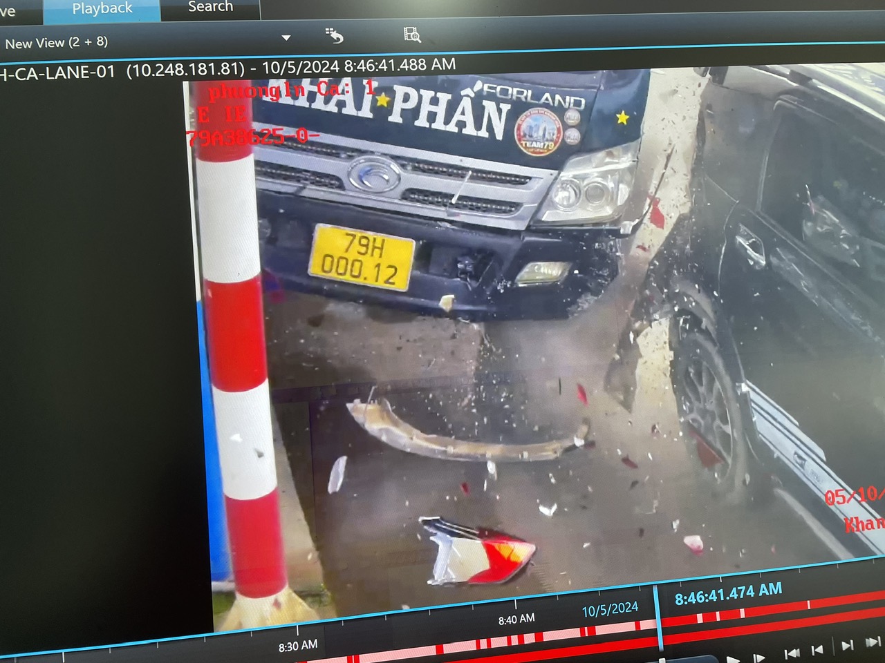 Xe tải mất lái lao vào xe khác rồi tông vỡ cabin Trạm thu phí BOT quốc lộ 26- Ảnh 3. Xe tải mất lái lao vào xe khác rồi tông vỡ cabin Trạm thu phí BOT quốc lộ 26- Ảnh 3.