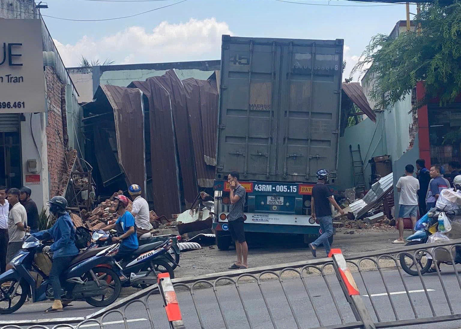 Xe container t&ocirc;ng sập nh&agrave; d&acirc;n, t&agrave;i xế mắc kẹt trong cabin- Ảnh 1.