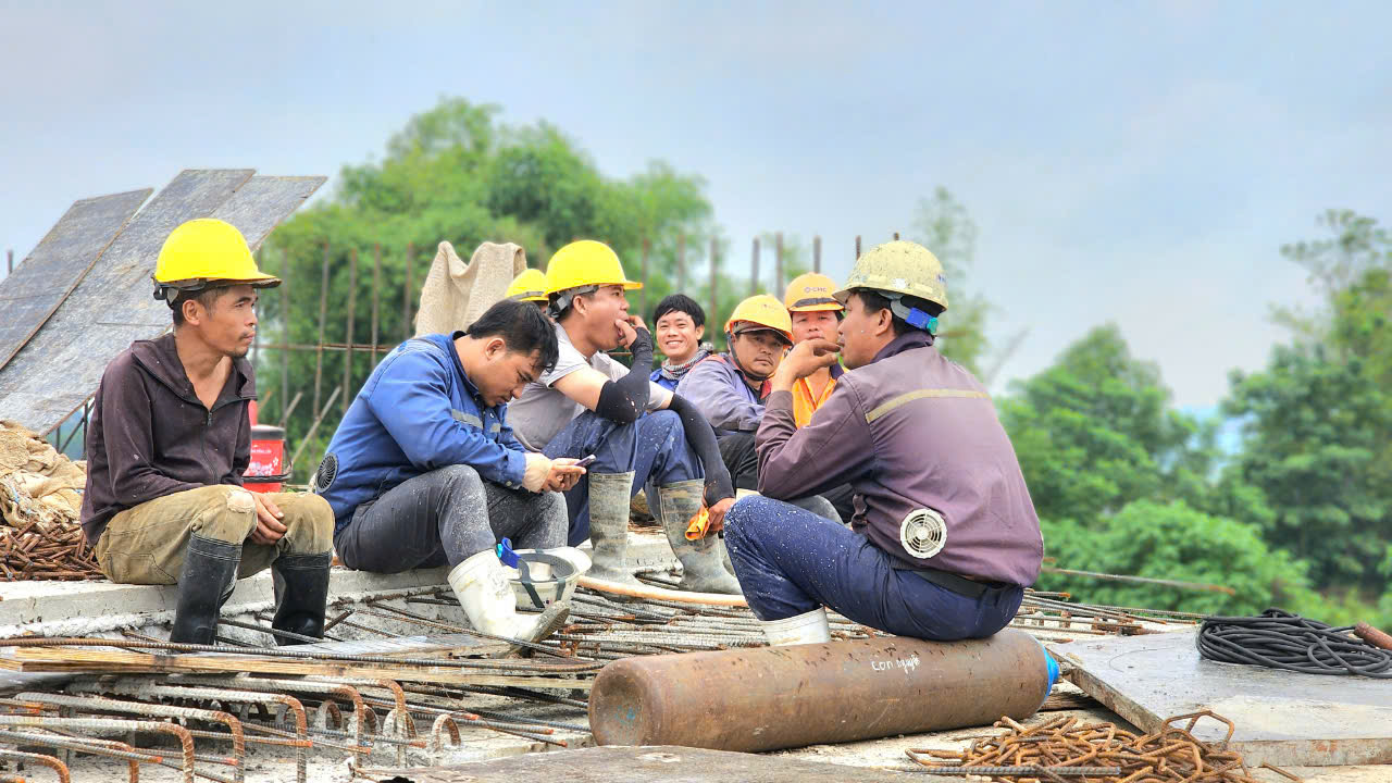Đổ mẻ b&ecirc; t&ocirc;ng cuối c&ugrave;ng tr&ecirc;n cầu s&ocirc;ng Vệ, cao tốc Quảng Ng&atilde;i - Ho&agrave;i Nhơn- Ảnh 15.