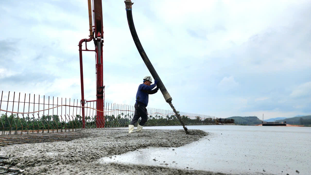 Đổ mẻ b&ecirc; t&ocirc;ng cuối c&ugrave;ng tr&ecirc;n cầu s&ocirc;ng Vệ, cao tốc Quảng Ng&atilde;i - Ho&agrave;i Nhơn- Ảnh 2.