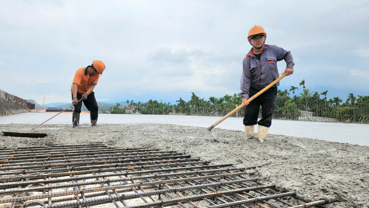 Đổ mẻ b&ecirc; t&ocirc;ng cuối c&ugrave;ng tr&ecirc;n cầu s&ocirc;ng Vệ, cao tốc Quảng Ng&atilde;i - Ho&agrave;i Nhơn- Ảnh 3.
