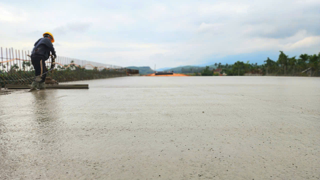 Đổ mẻ b&ecirc; t&ocirc;ng cuối c&ugrave;ng tr&ecirc;n cầu s&ocirc;ng Vệ, cao tốc Quảng Ng&atilde;i - Ho&agrave;i Nhơn- Ảnh 8.