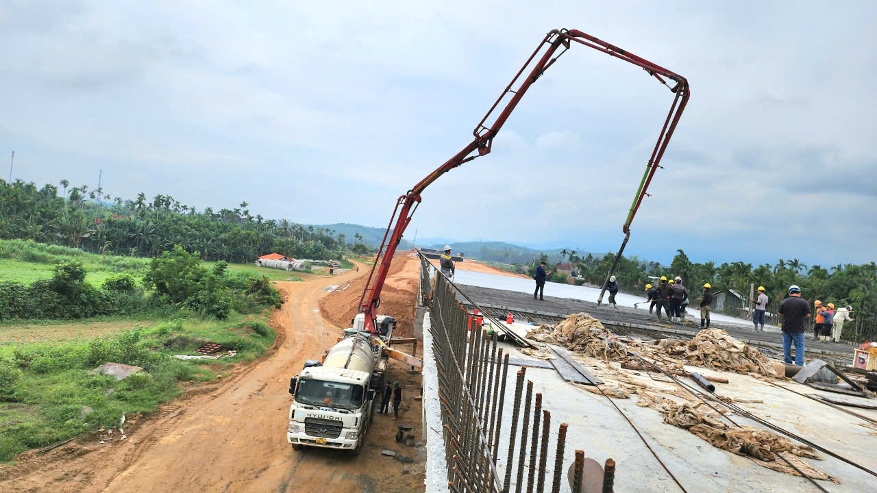Đổ mẻ b&ecirc; t&ocirc;ng cuối c&ugrave;ng tr&ecirc;n cầu s&ocirc;ng Vệ, cao tốc Quảng Ng&atilde;i - Ho&agrave;i Nhơn- Ảnh 5.