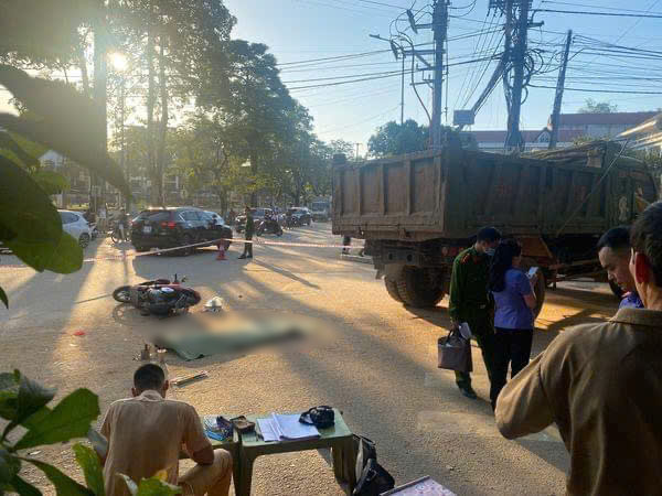 Hai người phụ nữ thương vong sau va chạm với xe tải ở Y&ecirc;n B&aacute;i- Ảnh 1.